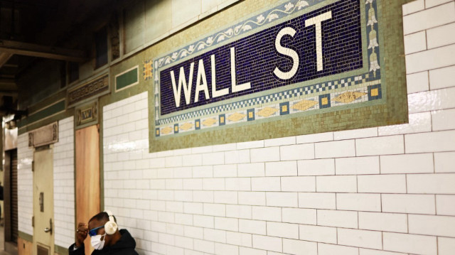 Une personne est assise sur un banc dans la station de métro Wall Street, le 8 avril 2025.