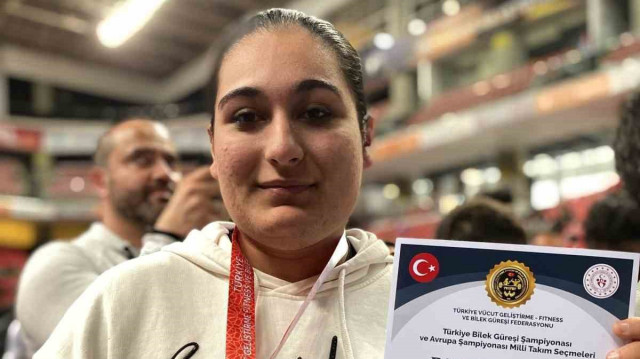 Berrak Dilay Top madalya ve başarı belgesini aldı.