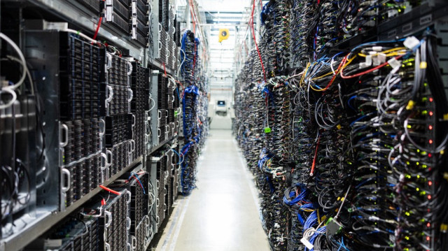 Cette photographie montre des serveurs à l'intérieur du centre de données de la société française OVHcloud à Roubaix, dans le nord de la France, le 3 avril 2025.