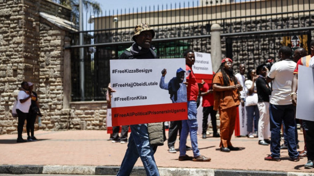 Des manifestants brandissent des pancartes alors que des groupes de défense des droits de l'homme organisent une manifestation pour la libération du leader de l'opposition ougandaise Kizza Besigye, à Nairobi, le 24 février 2025.