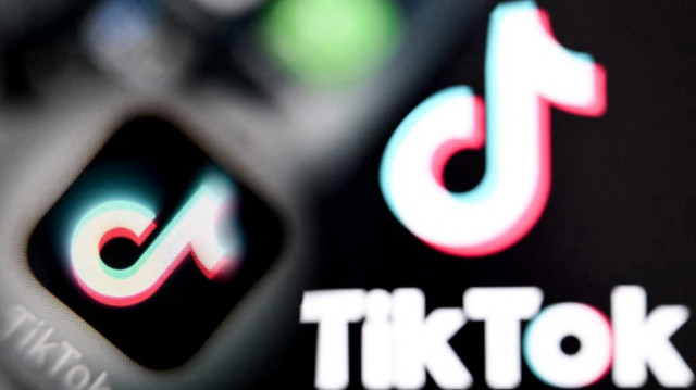 Logos du service de réseau social chinois TikTok sur l'écran d'un smartphone et sur celui d'un ordinateur portable à Francfort, dans l'ouest de l'Allemagne, le 10 avril 2025.