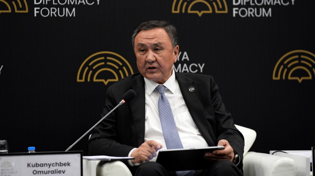 Le 4ème Forum diplomatique d'Antalya (ADF2025), dont Anadolu Agency (AA) est le "Global Communication Partner", se poursuit au Centre de congrès NEST dans la région touristique de Belek. Dans le cadre du Forum, une table ronde intitulée "L'Organisation des États turcs : Un modèle de coopération unique", modérée par Brenda Czeda, a réuni Binali Yıldırım, président du Conseil des sages de l'Organisation des États turcs, Kubanychbek Omuraliev, secrétaire général de l'Organisation des États turcs (en photo), Asein Isaev, représentant spécial du président de la République kirghize, Marat Karabayev, ministre des Transports du Kazakhstan, Sodyq S. Safoev, premier vice-président du Sénat de l'Ali Majlis de la République d'Ouzbékistan et Elchin Amirbayov, représentant du président de la République d'Azerbaïdjan pour les instructions spéciales.