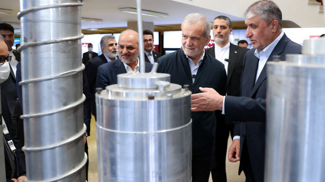 Une photo fournie par la présidence iranienne montre le président Masoud Pezeshkian (2e à droite) et le chef de l'Organisation iranienne de l'énergie atomique (OEAI), Mohammad Eslami (à droite), lors de la "Journée nationale de la technologie nucléaire", à Téhéran, le 9 avril 2025. Le président Masoud Pezeshkian a déclaré le 9 mars que l'Iran n'avait aucune objection à ce que des investisseurs américains fassent des affaires dans le pays, mais que le pays s'opposait fermement à toute tentative de changement de régime ou d'ingérence étrangère.