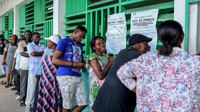 Des électeurs font la queue pour voter au bureau de vote du lycée Léon Mba à Libreville, le 12 avril 2025, lors de l'élection présidentielle au Gabon. Les électeurs gabonais ont commencé à voter le 12 avril 2025 dans le cadre d'une élection présidentielle à laquelle participent huit candidats et qui devrait faire du chef de la junte Brice Oligui Nguema le premier dirigeant élu de ce pays riche en pétrole d'Afrique centrale depuis son coup d'État de 2023.