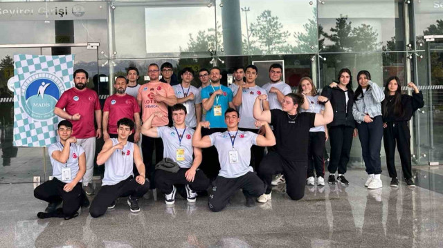 Manisa Diyanet Spor Takımı'ndan zafer pozu