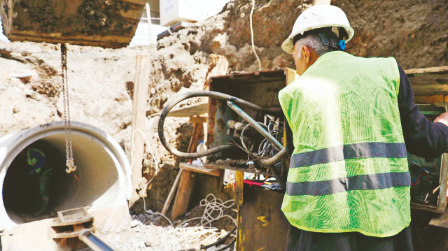 Projede geriye kalan 202 metrelik bölüm için ekipler, demir yolunun altından geçilmesini gerektiren teknik bir süreci yönetiyor.