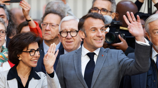 Le président français Emmanuel Macron (à droite) et la ministre française de la Culture Rachida Dati visitent le Festival du Livre de Paris au Grand Palais à Paris, le 11 avril 2025. Le festival se déroule du 11 au 13 avril 2025.