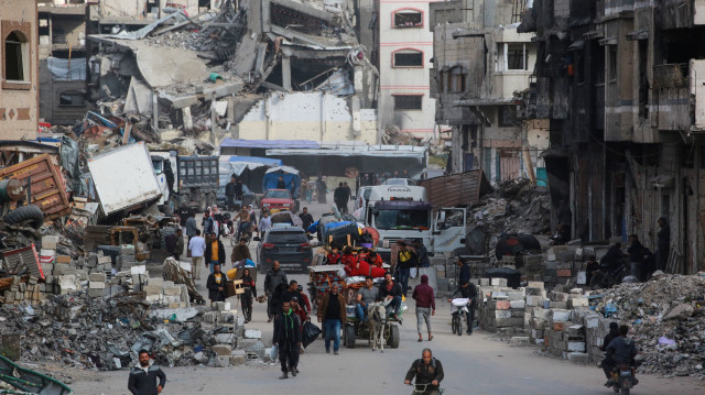 Des Palestiniens transportent leurs effets personnels alors qu'ils arrivent dans la ville de Gaza pour fuir les quartiers de l'est de la ville suite aux ordres d'évacuation israéliens, le 11 avril 2025. Israël a repris ses frappes intenses sur la bande de Gaza le 18 mars, mettant fin à une trêve avec le mouvement palestinien Hamas négociée par les États-Unis, l'Égypte et le Qatar. Cette trêve, entrée en vigueur le 19 janvier, prévoyait le retour de 33 otages israéliens en échange de la libération d'environ 1 800 détenus palestiniens. Depuis lors, plus de 1 500 personnes ont été tuées, selon le ministère de la santé du territoire palestinien auquel Israël a coupé l'aide plus d'un mois auparavant.