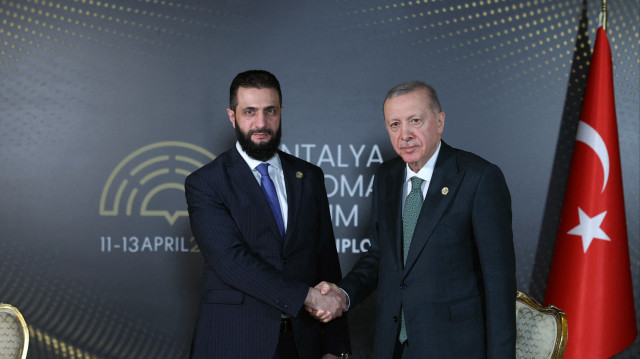 Cette photo prise et diffusée par le service de presse de la présidence turque le 11 avril 2025 montre le président turc Recep Tayyip Erdogan serrant la main du président intérimaire syrien Ahmed al-Sharaa (G) lors d'une réunion de la 4e édition du Forum diplomatique d'Antalya (ADF2025) à Antalya.