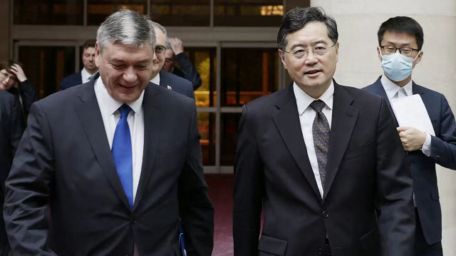 Cette photo prise et diffusée par le ministère des Affaires étrangères de la République populaire de Chine le 25 juin 2023 montre le vice-ministre russe des Affaires étrangères Andrey Rudenko (à gauche) et le ministre chinois des Affaires étrangères Qin Gang (à droite) marchant ensemble lors de leur rencontre à Pékin.