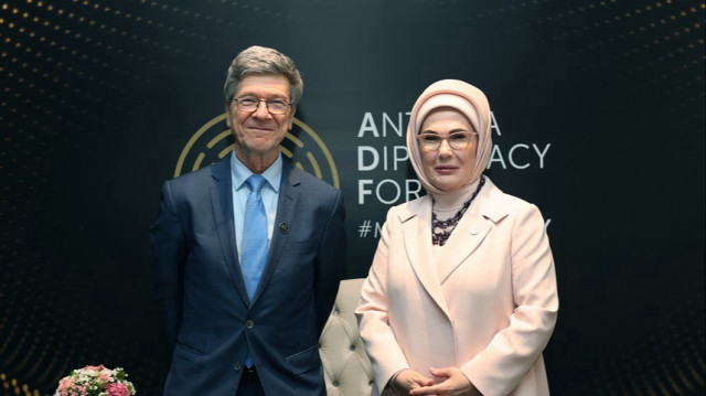 أمينة أردوغان تلتقي رئيس شبكة حلول التنمية المستدامة بالأمم المتحدة