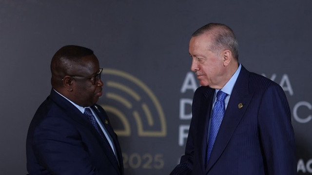 أردوغان يبحث مع رئيس سيراليون العلاقات وملفات إقليمية ودولية