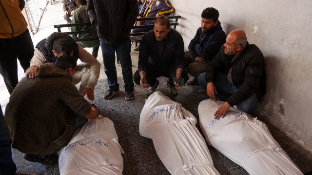 Des Palestiniens entourent les corps des personnes tuées lors d'une frappe israélienne sur un bâtiment du quartier oriental de Shujaiya, dans la cour de l'hôpital arabe Al-Ahli, dans le nord de la bande de Gaza, le 10 avril 2025. Dans une mise à jour du 10 avril, le ministère de la santé du territoire dirigé par le Hamas a déclaré qu'au moins 1 522 Palestiniens avaient été tués lors de la nouvelle offensive israélienne, ce qui porte à 50 886 le nombre total de morts depuis le début de la guerre.