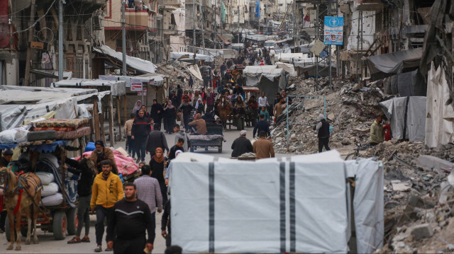 Des Palestiniens transportent leurs effets personnels alors qu'ils arrivent dans la ville de Gaza pour fuir les quartiers de l'est de la ville suite aux ordres d'évacuation israéliens, le 11 avril 2025. Israël a repris ses frappes intenses sur la bande de Gaza le 18 mars, mettant fin à une trêve avec le mouvement palestinien Hamas négociée par les États-Unis, l'Égypte et le Qatar. Cette trêve, entrée en vigueur le 19 janvier, prévoyait le retour de 33 otages israéliens en échange de la libération d'environ 1 800 détenus palestiniens. Depuis lors, plus de 1 500 personnes ont été tuées, selon le ministère de la santé du territoire palestinien auquel Israël a coupé l'aide plus d'un mois auparavant.
