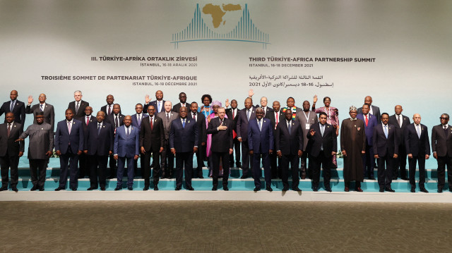 Cette image diffusée le 18 décembre 2021 par le bureau présidentiel turc montre le président turc Recep Tayyip Erdogan (C) et le président de la République démocratique du Congo et président de l'Union africaine Félix Tshisekedi (C, à gauche) posant pour une photo de famille avec des dirigeants africains avant la séance d'ouverture officielle dans le cadre du 3e sommet du partenariat Türkiye-Afrique à Istanbul.