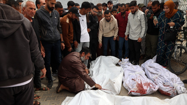 Des personnes en deuil entourent les corps des Palestiniens tués lors d'une frappe israélienne, à l'hôpital des Martyrs d'al-Aqsa à Deir el-Balah, dans le centre de la bande de Gaza, le 13 avril 2025. Le ministère de la santé de Gaza a déclaré le 13 avril qu'au moins 1 574 Palestiniens avaient été tués depuis le 18 mars, date de l'effondrement du cessez-le-feu, ce qui porte à 50 944 le nombre total de morts depuis le début de la guerre.