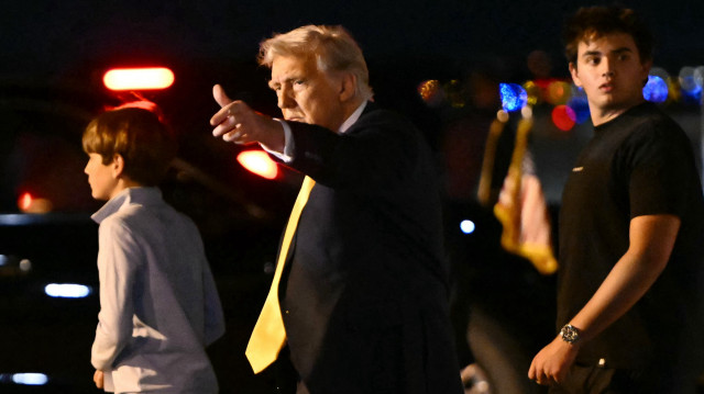 Le président américain Donald Trump fait un geste à son arrivée à Palm Beach à bord d'Air Force One le 13 avril 2025, après avoir assisté au combat poids plume entre le combattant australien Alexander Volkanovski et le combattant brésilien Diego Lopes (R) lors de l'UFC 314 au Kaseya Center à Miami.