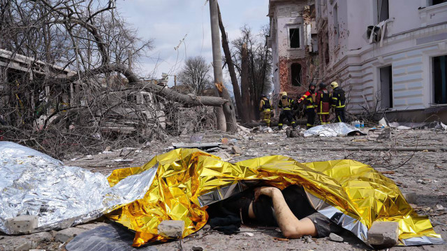 Cette photo prise et diffusée par les services d'urgence ukrainiens le 13 avril 2025 montre le corps couvert d'une personne tuée à la suite d'une attaque au missile à Sumy, dans le nord-est de l'Ukraine, dans le cadre de l'invasion russe de l'Ukraine. Une attaque de missiles balistiques russes sur la ville de Sumy, dans le nord-est de l'Ukraine, a tué au moins 21 personnes et en a blessé 83 sur la paume de la main le 13 avril 2025, selon Kiev, dans le cadre d'une nouvelle attaque meurtrière contre des civils survenue après qu'un haut fonctionnaire américain se soit rendu en Russie.
