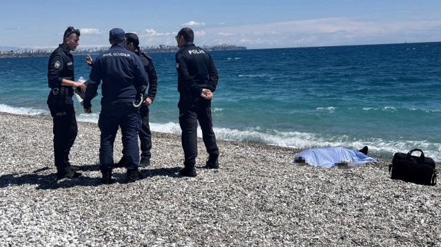Antalya'nın Konyaaltı ilçesinde yüzmek için denize giren bir kişi boğuldu.
