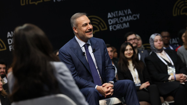 Hakan Fidan, ministre des Affaires étrangères de la Türkiye, lors d'une session au Forum de Diplomatie d'Antalya.