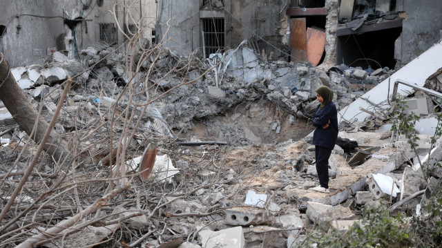 Une femme se tient au milieu des décombres après une frappe israélienne sur l'hôpital Al-Ahli, également connu sous le nom d'hôpital baptiste ou Ahli Arab, dans la ville de Gaza, le 13 avril 2025. L'agence de défense civile de Gaza a déclaré qu'une frappe aérienne israélienne avait détruit des parties de l'hôpital tôt le 13 avril, après qu'Israël se soit emparé d'un corridor dans le territoire palestinien dévasté par la guerre et ait déclaré qu'il prévoyait d'étendre son offensive militaire.