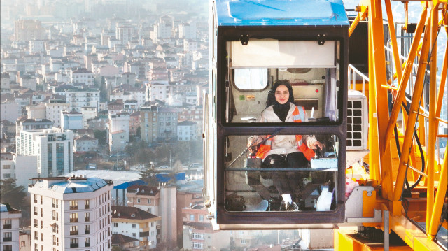 Düzgün, “Makinede tek başıma çalışmak, toplum içinde kalabalık bir ortamda çalışmaktan daha iyi geliyor” diyor.