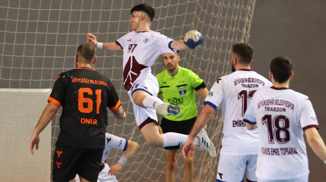 Hentbol Erkekler Süper Lig'in 22. haftasında Trabzon Büyükşehir Belediyespor ile Köyceğiz Belediyespor 24-24 berabere kaldı. Bir pozisyonda, Trabzon Büyükşehir Belediyespor oyuncusu Efe Şakir Cihan (sol 2) rakipleriyle mücadele etti.
