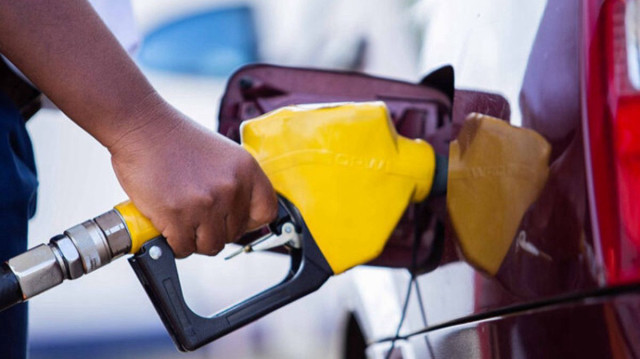 La baisse du dollar incite les pays importateurs de pétrole à augmenter leurs achats de brut, les prix libellés en dollars devenant plus attractifs, ce qui soutient les cours.