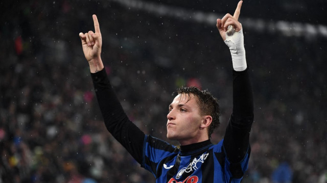 L'attaquant italien de l'Atalanta, Mateo Retegui, célèbre après avoir marqué le premier but de l'Atalanta sur penalty lors du match de football de Serie A entre la Juventus et l'Atalanta au stade Allianz de Turin, dans le nord de l'Italie, le 9 mars 2025.