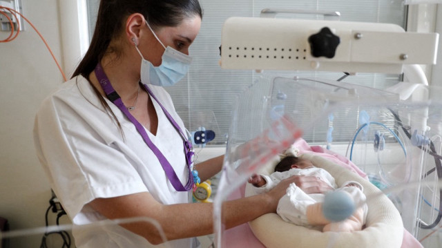 Un quart des décès de nourrissons survient le jour même de la naissance, un autre quart entre un mois et un an, et la moitié dans les 27 premiers jours de vie. 