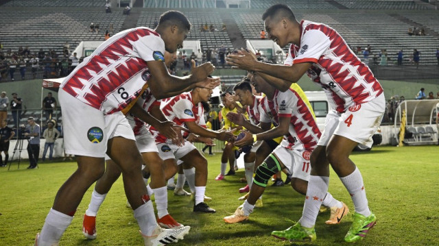 Des joueurs autochtones brésiliens de l'ethnie Terena célèbrent leur victoire au premier Championnat national de football indigène au stade Bezerrao, à Brasilia, le 13 avril 2025.
