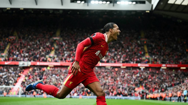 Le défenseur néerlandais de Liverpool Virgil van Dijk après avoir inscrit le deuxième but de son équipe lors du match de Premier League entre Liverpool et West Ham United à Anfield à Liverpool, dans le nord-ouest de l'Angleterre, le 13 avril 2025.