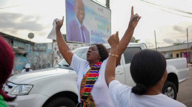Un partisan du chef de la junte gabonaise, Brice Oligui Nguema, se réjouit de sa victoire à l'élection présidentielle, à Libreville, le 13 avril 2025. Le chef de la junte gabonaise, Brice Oligui Nguema, a remporté l'élection présidentielle avec 90,35 % des voix, selon les résultats provisoires publiés le 13 avril 2025 par le ministère de l'intérieur.