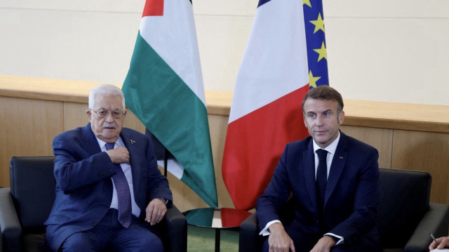 Le président français Emmanuel Macron rencontre le président palestinien Mahmud Abbas en marge de la 79e session de l'Assemblée générale des Nations unies à New York, le 25 septembre 2024.