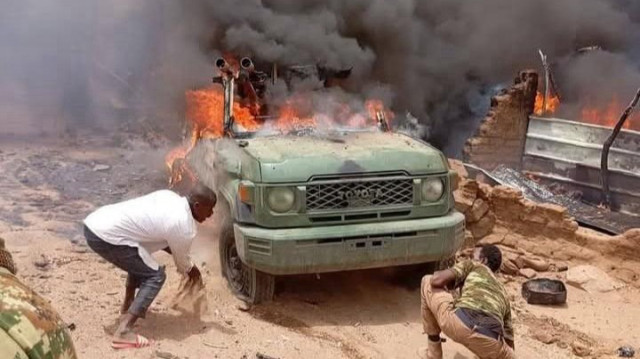 Plus de 100 personnes, dont neuf membres du personnel d'une organisation humanitaire internationale, ont été tuées lors d'attaques menées par les forces de sécurité sur le camp de déplacés de Zamzam, a annoncé samedi 12 avril 2025 le ministre de la santé du Darfour Nord, Ibrahim Khater, alors que ces mêmes forces ont repris l'assaut sur le camp situé au sud d'El Fasher.