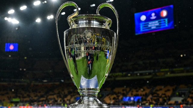 Le trophée est exposé sur la pelouse avant le huitième de finale retour de la Ligue des champions entre l'Inter Milan et Feyenoord Rotterdam, au stade San Siro de Milan, le 11 mars 2025.