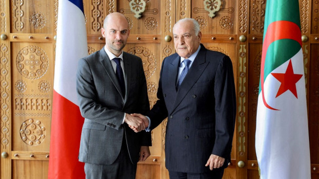 Le ministre français des Affaires étrangères Jean-Noël Barrot (à gauche) reçu par son homologue algérien Ahmed Attaf (à droite) au siège du ministère à Alger, le 6 avril 2025.