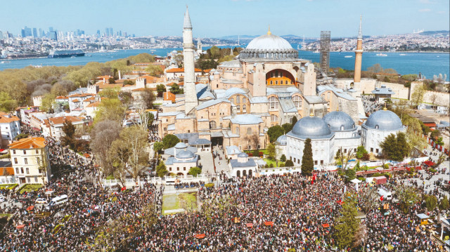 Yürüyüş sırasında "Katil İsrail Filistin'den defol" sloganları atan katılımcılar, ellerindeki Türk ve Filistin bayraklarını sallayıp zaman zaman tekbir getirdi.