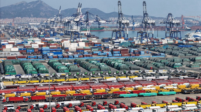 Des voitures et d'autres véhicules destinés à l'exportation sont visibles dans un port de Yantai, dans la province de Shandong, dans l'est de la Chine, le 3 avril 2025.