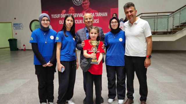 Sporcular ikincilik kupasıyla poz verdi.