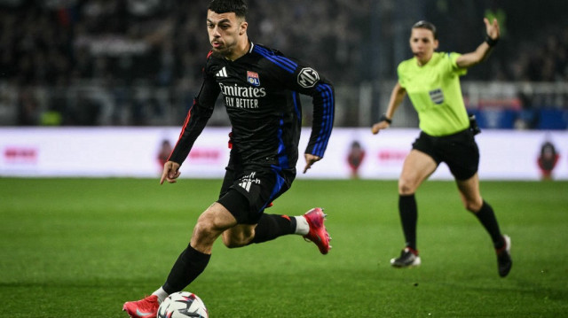 L'attaquant géorgien de Lyon, Georges Mikautadze, lors du match de Ligue 1 française entre l'AJ Auxerre et l'Olympique lyonnais (OL) au stade de l'Abbé-Deschamps, à Auxerre, dans le centre de la France, le 13 avril 2025.