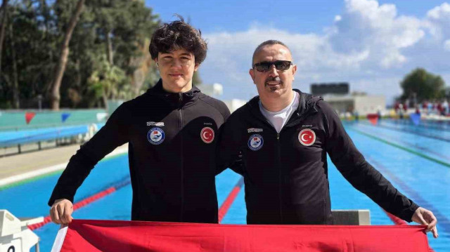 Milli yüzücü Ahmet Mete Boylu ve antrenör Musa Özcan bayrağımızı dalgalandırdı.