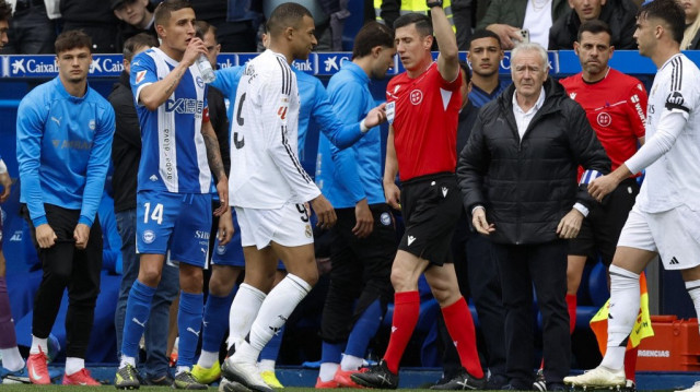 L'attaquant français du Real Madrid, Kylian Mbappé (n°09), reçoit un carton rouge de l'arbitre Cesar Soto lors du match de Liga entre le Deportivo Alavés et le Real Madrid CF, au stade Mendizorroza de Vitoria, le 13 avril 2025.