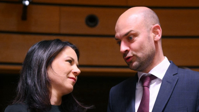 La ministre allemande des Affaires étrangères, Annalena Baerbock (G), s'entretient avec le ministre français de l'Europe et des Affaires étrangères, Jean-Noël Barrot, avant une table ronde lors d'un Conseil des affaires étrangères de l'Union européenne au Centre européen des congrès de Luxembourg (ECCL), à Luxembourg City, le 14 avril 2025.