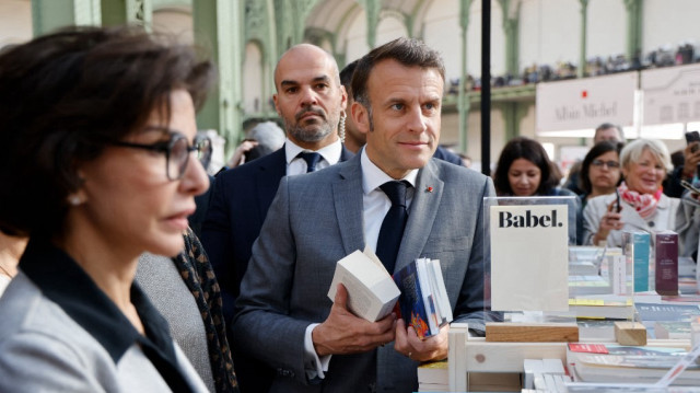 Le président français Emmanuel Macron (C) et la ministre française de la Culture Rachida Dati (G) visitent le Festival du Livre de Paris au Grand Palais à Paris, le 11 avril 2025. Le festival se déroule du 11 au 13 avril 2025.