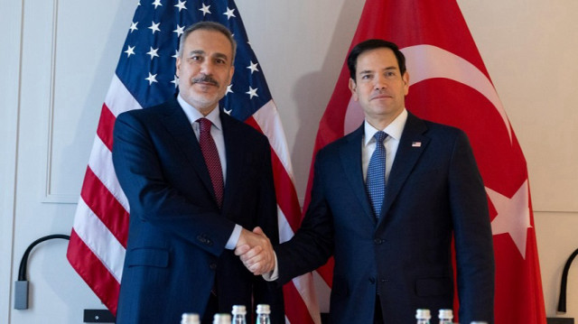Turkish Foreign Minister Hakan (L) and his US counterpart Marco Rubio (R)