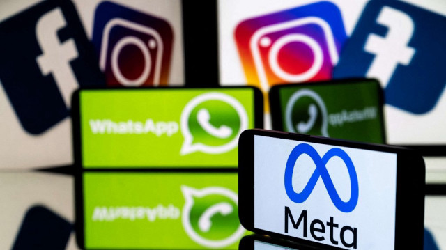 Un smartphone et un écran d'ordinateur affichant les logos d'Instagram, Facebook, WhatsApp et de leur maison mère Meta.
