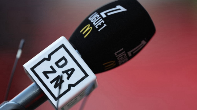 Un micro avec les logos de DAZN et de la Ligue 1 lors du match de football de Ligue 1 française entre le Stade Rennais FC et l'AJ Auxerre, au stade Roazhon Park à Rennes, le 6 avril 2025.