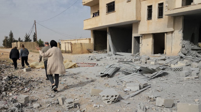 Des personnes passent devant des débris sur un site visé par une frappe aérienne israélienne la nuit précédente à Hawsh Tal Safiyeh près de Baalbek dans la vallée de la Bekaa orientale au Liban, le 9 avril 2025.