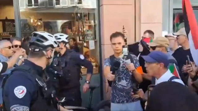 Touristes israéliens pro-Netanyahu (à gauche) et manifestants pro-palestiniens (à droite), devant la boulangerie Dreher, à Strasbourg, le 12 avril 2025.